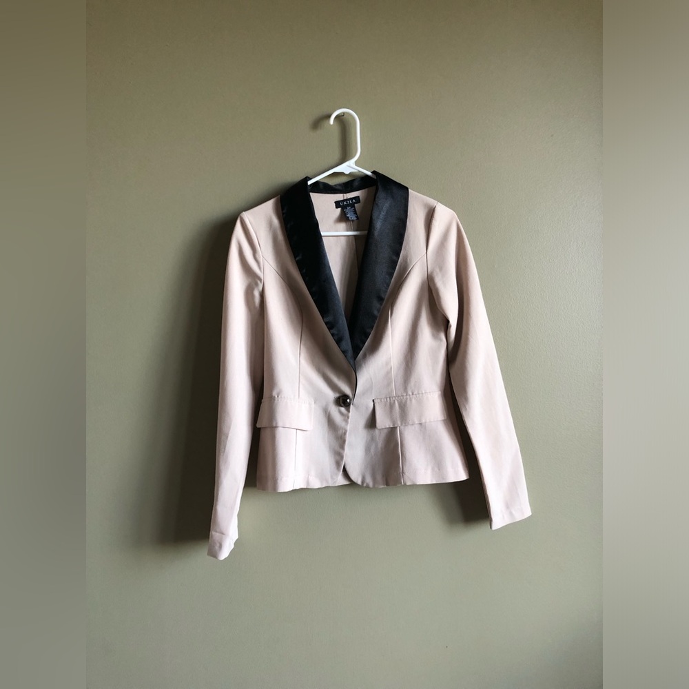 UK2LA Women Tan blazer with black Collar trim Size Small